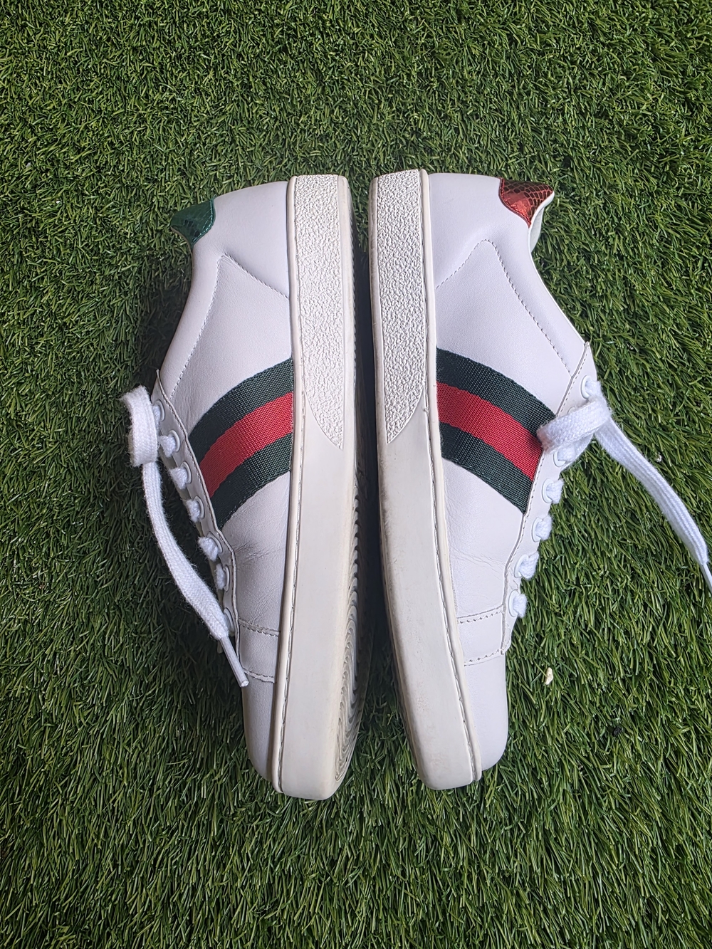 Gucci White Low-Top Sneakers with Green and Red Stripe Accent - Picture 2 of 8